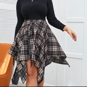 Plaid mini skirt. Tied waist.